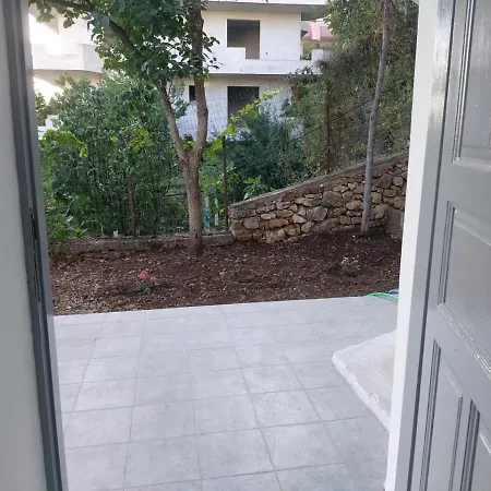 Toma's * Sarandë